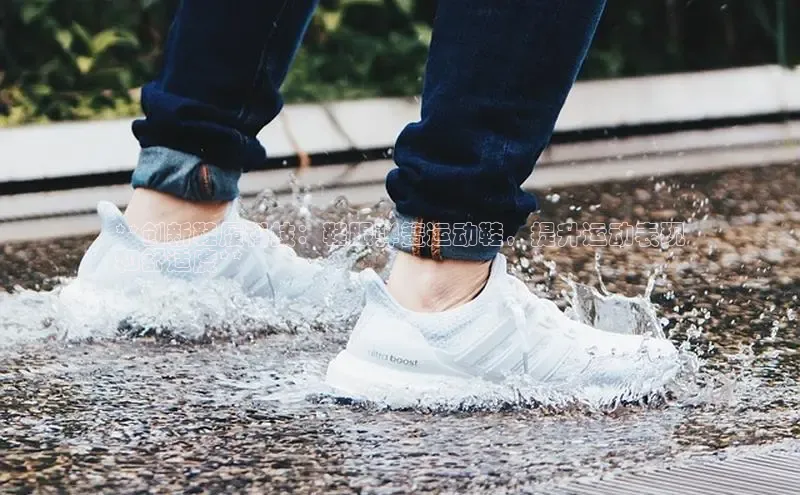 b体育旧版手机版每日互动**创新鞋履科技：鞋跟弹簧运动鞋，提升运动表现
和舒适度**