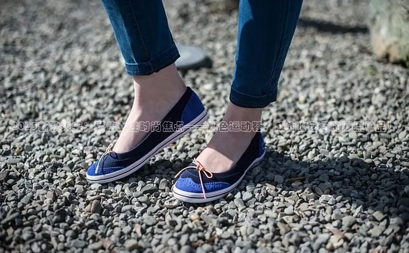 2025新款来袭：聚焦女性时尚焦点——灰色运动鞋，成为你必备的潮流单品！